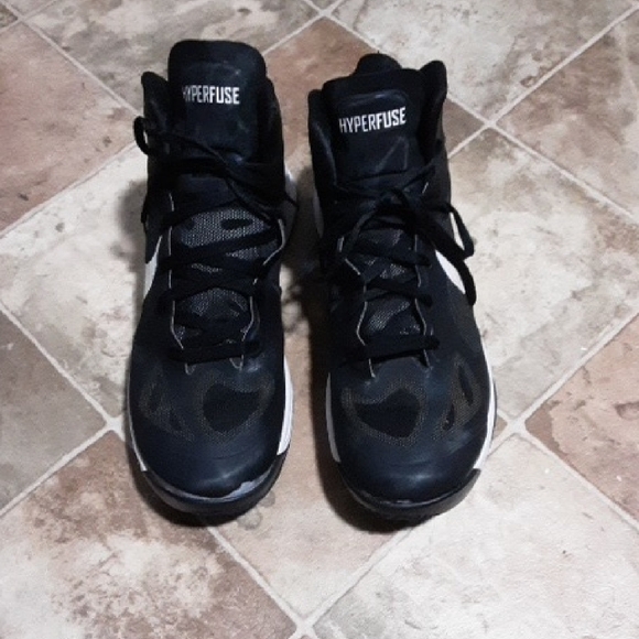 NIKE HYPERFUSE MEN'S SIZE 12.5 Black and White Sneakers - Picture 2 of 9